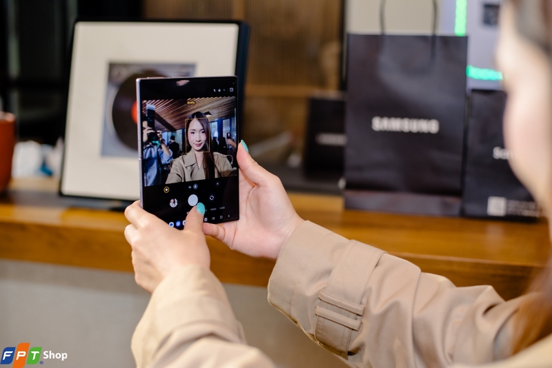 samsung-galaxy-z-fold-tren-tay (12).jpg