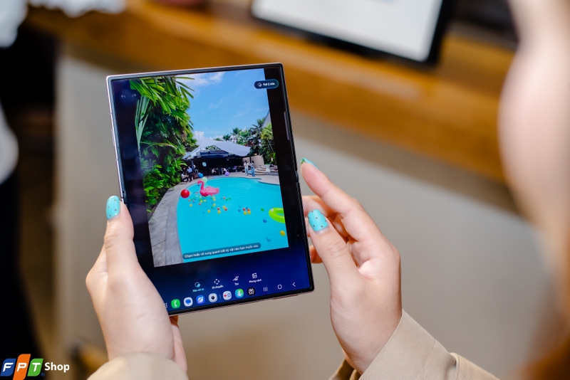 samsung-galaxy-z-fold-tren-tay (15).jpg