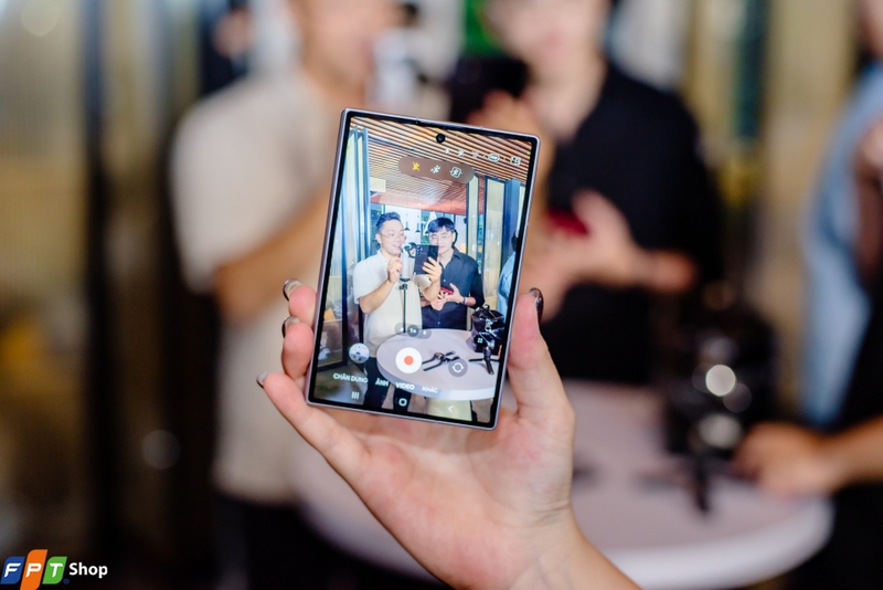 samsung-galaxy-z-fold-tren-tay (3).jpg