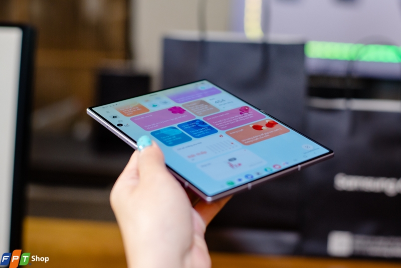 samsung-galaxy-z-fold-tren-tay (9).jpg