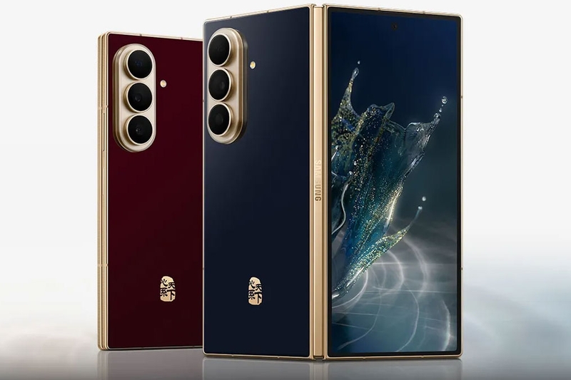 Samsung W27 với hai phiên bản Jihu Blue và Jixia Hong, kết hợp khung viền màu vàng tạo điểm nhấn.