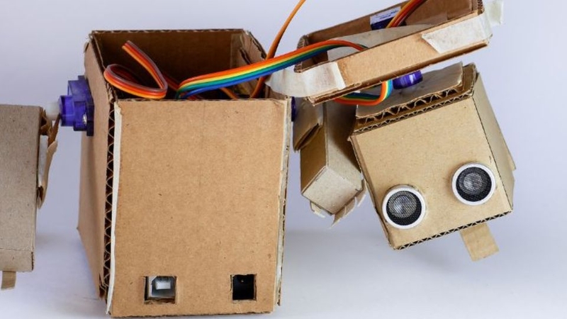 Xe robot bằng carton