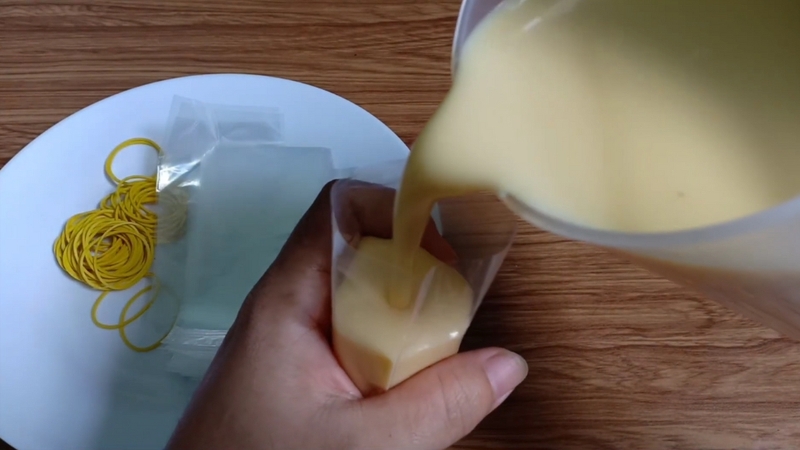 Đổ sữa chua chanh dây vào túi và bảo quản