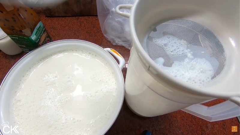 Lọc hỗn hợp và thêm sữa chua cái