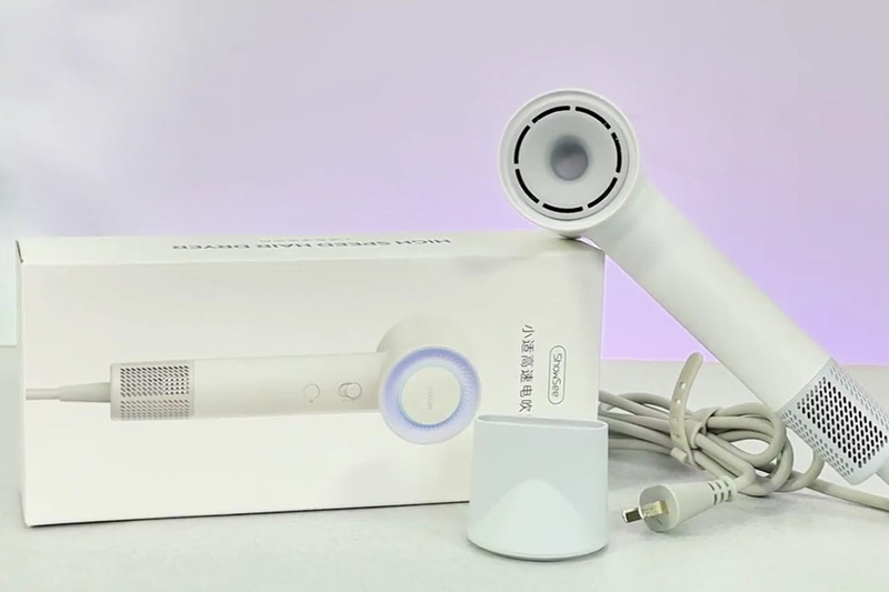 Máy sấy tóc Showsee AP16-W với thiết kế nhỏ gọn dễ cầm