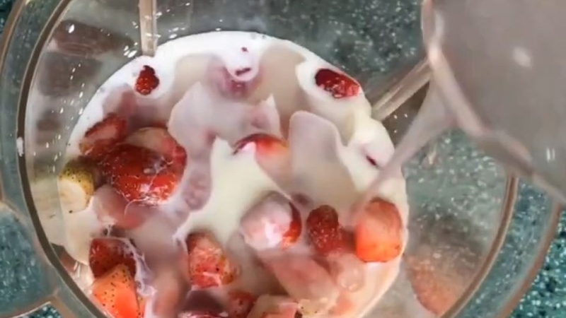 Sinh tố dừa sáp và dâu tây 2