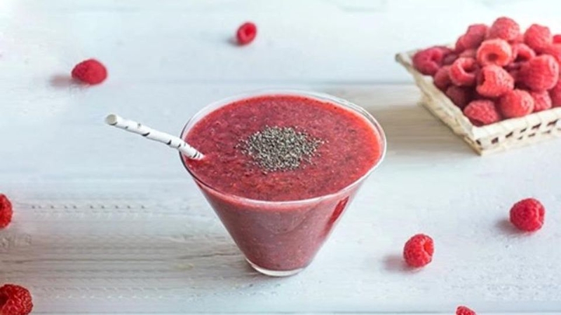 Rót sinh tố ra ly, sau đó thêm một ít hạt chia lên bề mặt để trang trí