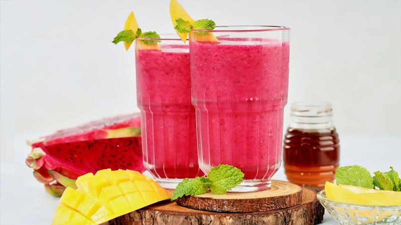 Sinh tố xoài thanh long được nhiều người yêu thích