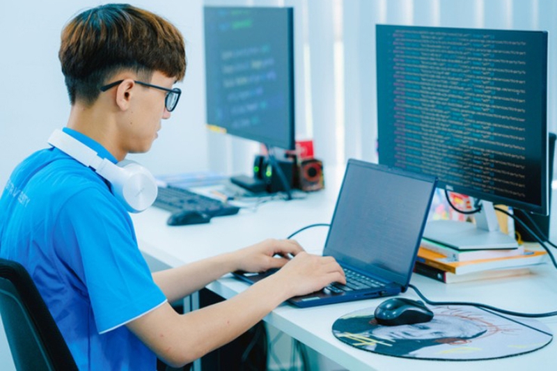 Sinh viên IT cần laptop cấu hình gì 1
