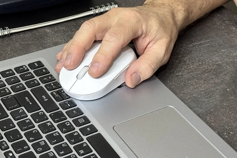 Sinh viên nên mua chuột hay dùng touchpad 2