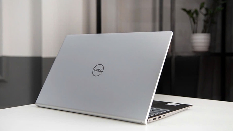Dell Inspiron sở hữu thiết kế đơn giản nhưng cực sang trọng