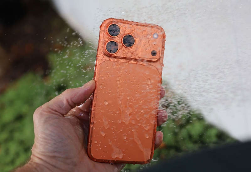 Smartphone kim loại và kính - 05