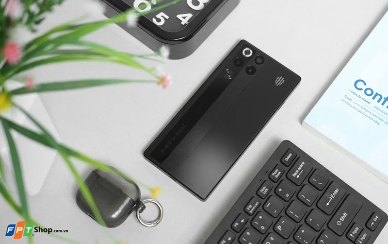 Smartphone kim loại và kính - 07