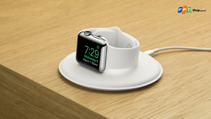 Sạc pin cho smartwatch bằng phụ kiện tương thích với thiết bị