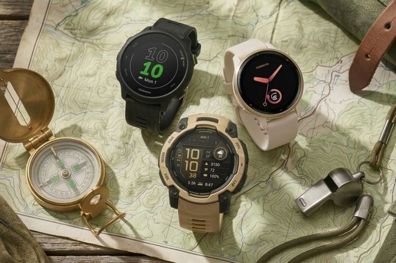 Đồng hồ thông minh Garmin đeo trên cổ tay khi chạy bộ