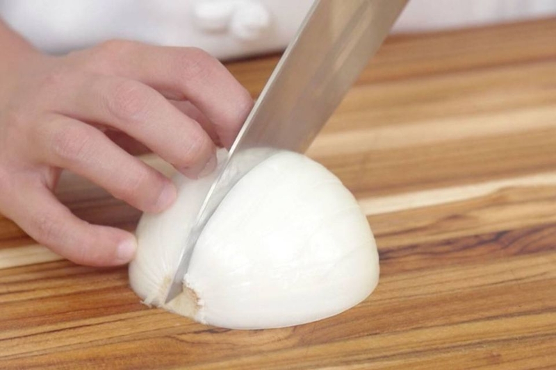 sơ chế hành tây - gỏi gà hành tây cà rốt