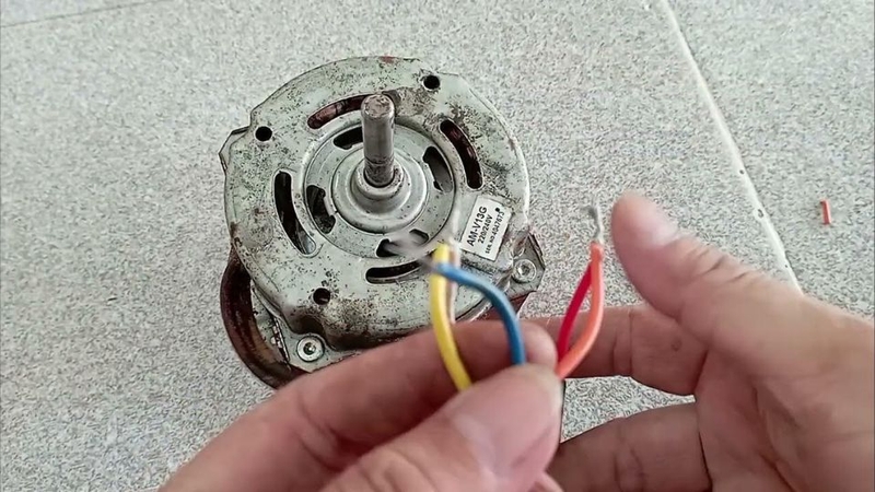 Sơ đồ đấu dây motor máy giặt như sau: Tụ điện sẽ được nối vào hai giắc ở hai bên.