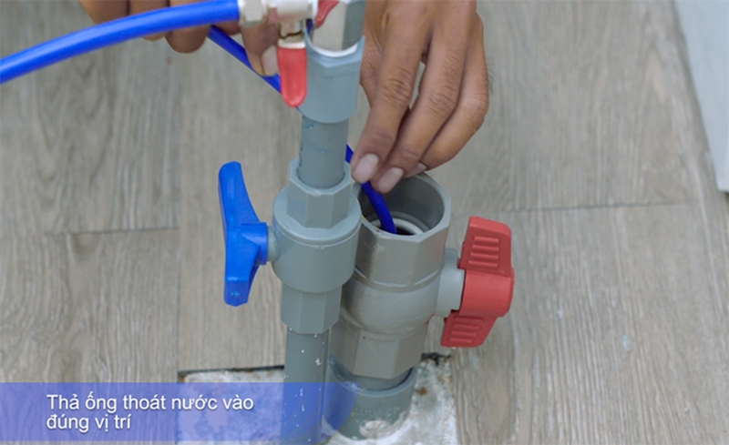 Lắp ống xả nước vị trí mong muốn