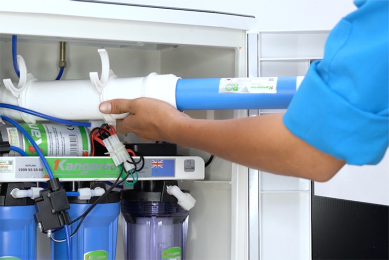 Lắp lõi RO vào cốc lọc RO