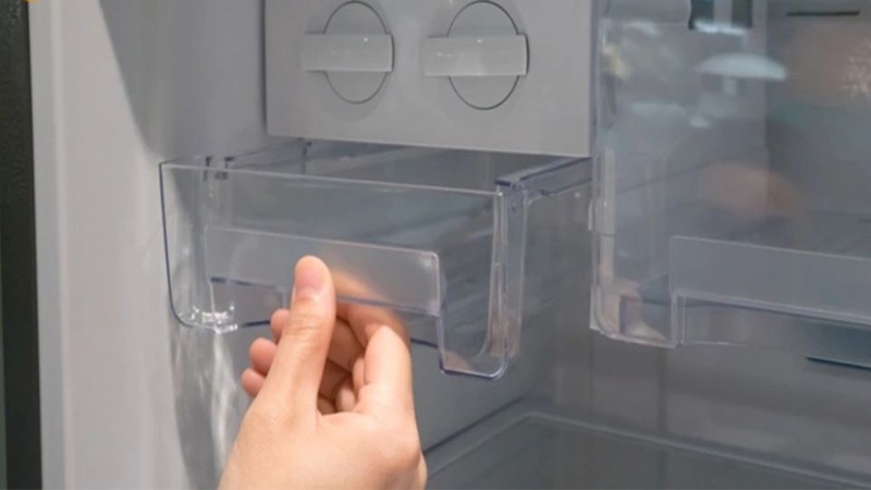 Ngăn mát rộng rãi giúp rau củ, trái cây và đồ uống luôn tươi ngon