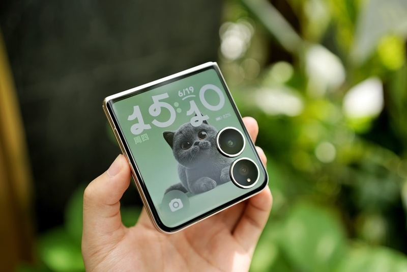 so sánh Galaxy Z Flip 7 và Xiaomi Mix Flip 2 3b.jpg