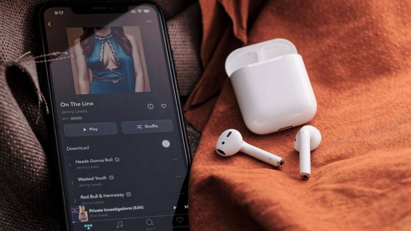 So sánh Marshall Minor 3 và AirPods 2 5