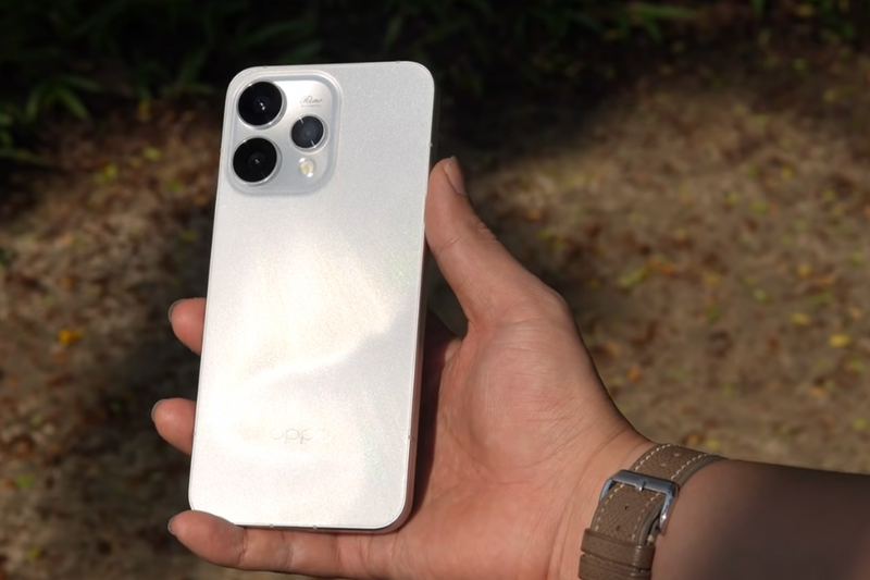 So sánh OPPO Reno15 và iPhone 16 Pro Max (1)