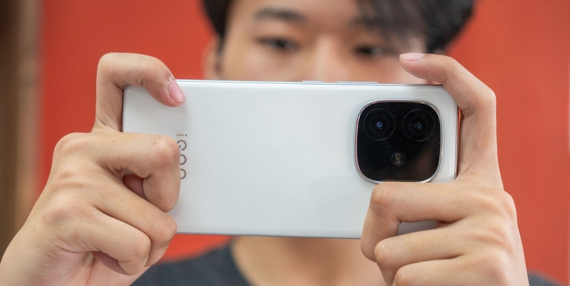 So sánh Vivo iQOO Z9 Turbo và Realme GT Neo 6 SE 5