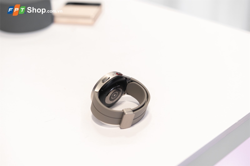 so sanh apple watch ultra va galaxy watch 5 pro ve cam bien suc khoe