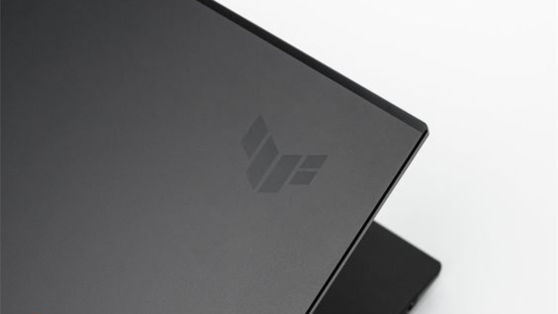 Nắp máy cá tính của TUF Dash F15