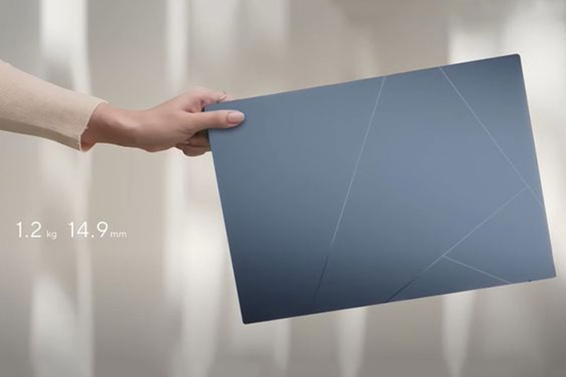 so sánh laptop Asus ZenBook và Asus ROG - 12