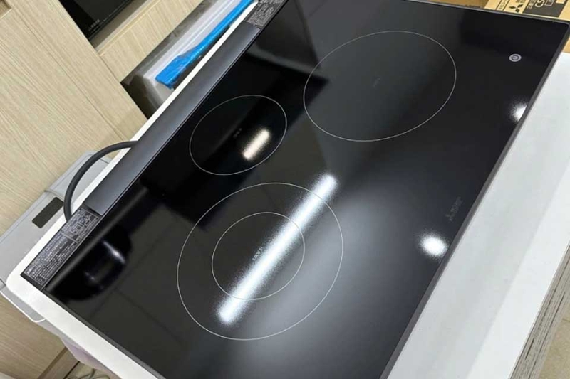 So s&aacute;nh bếp từ Hitachi v&agrave; Mitsubishi - 06