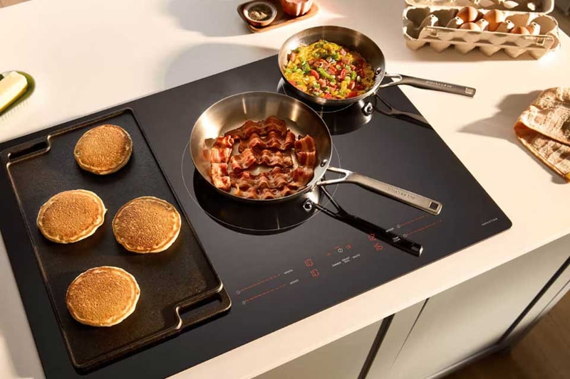 So s&aacute;nh bếp từ Hitachi v&agrave; Mitsubishi - 05