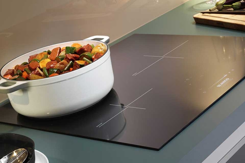 So s&aacute;nh bếp từ Hitachi v&agrave; Mitsubishi - 04