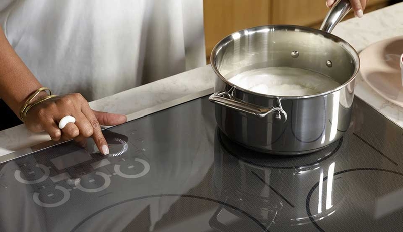 So s&aacute;nh bếp từ Hitachi v&agrave; Mitsubishi - 01