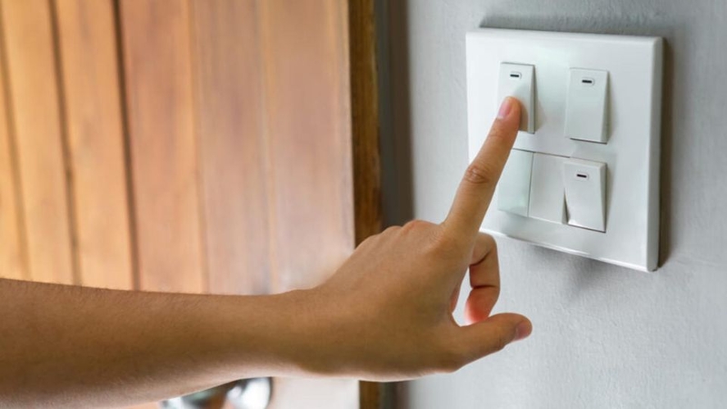 Bảng so sánh công tắc 2 cực và 3 cực