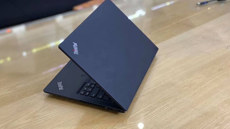 So sánh&nbsp;Dell Precision và ThinkPad 2