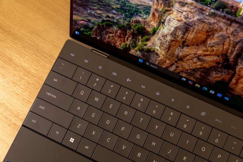 So sánh Dell XPS và Precision 9