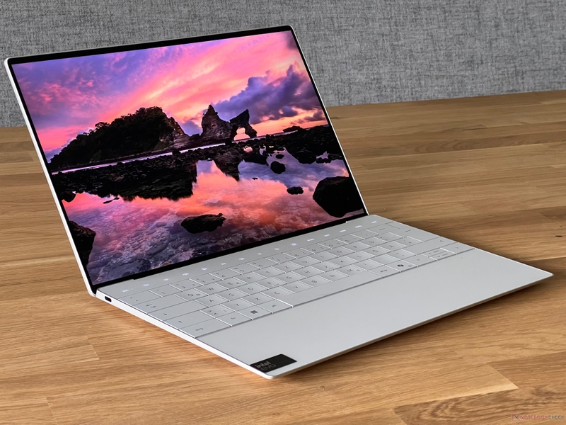 So sánh Dell XPS và Precision 1