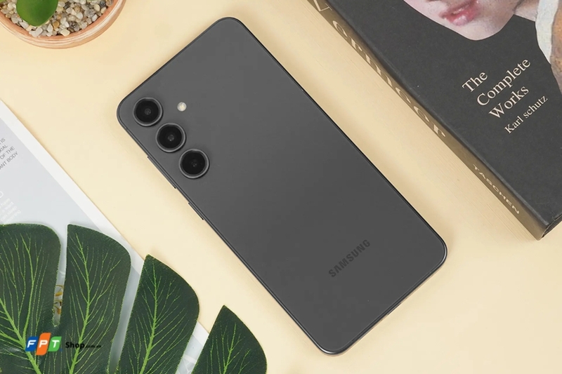 So sánh Galaxy S24 FE và Galaxy A55 hình 2