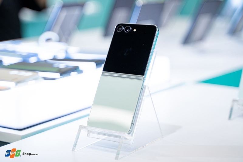 So sánh Galaxy Z Flip 7 và Galaxy Z Flip 5 (ảnh 1)