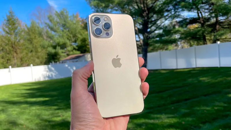 So sánh iPhone 12 Pro Max và iPhone 15 1