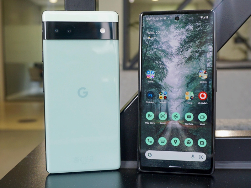 so sanh iphone 13 va google pixel 6a ve thiet ke