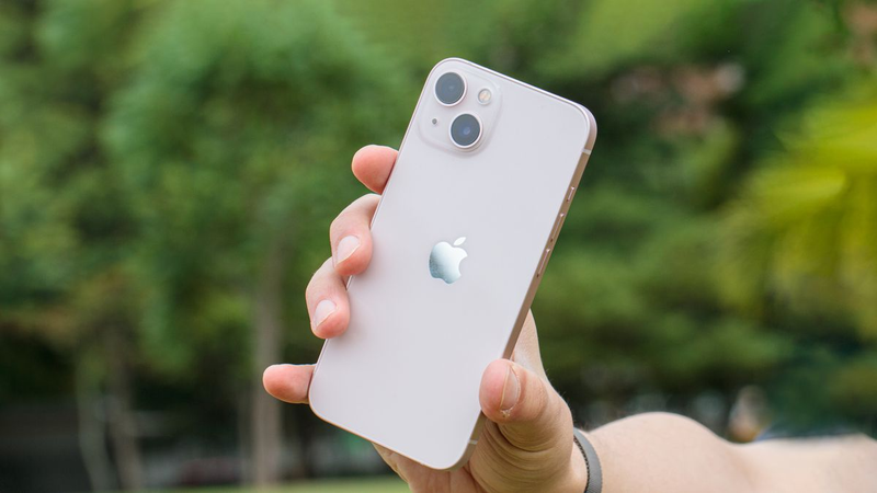 So sánh iPhone 16 vs iPhone 13 hình 2