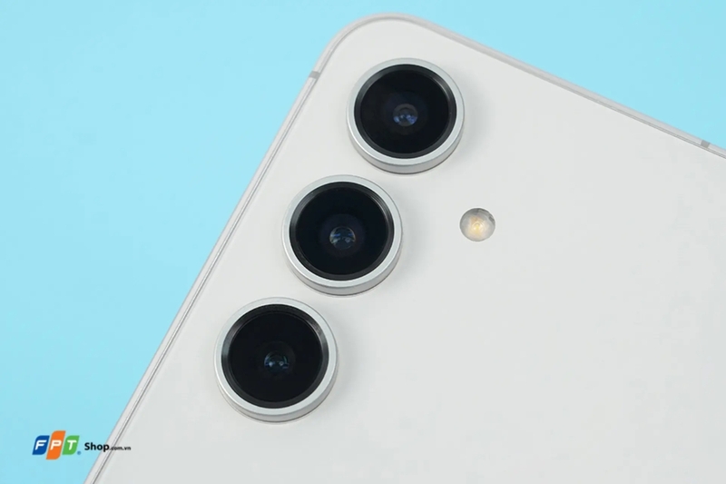 So sánh iPhone 16e và Samsung S24 FE hình 6