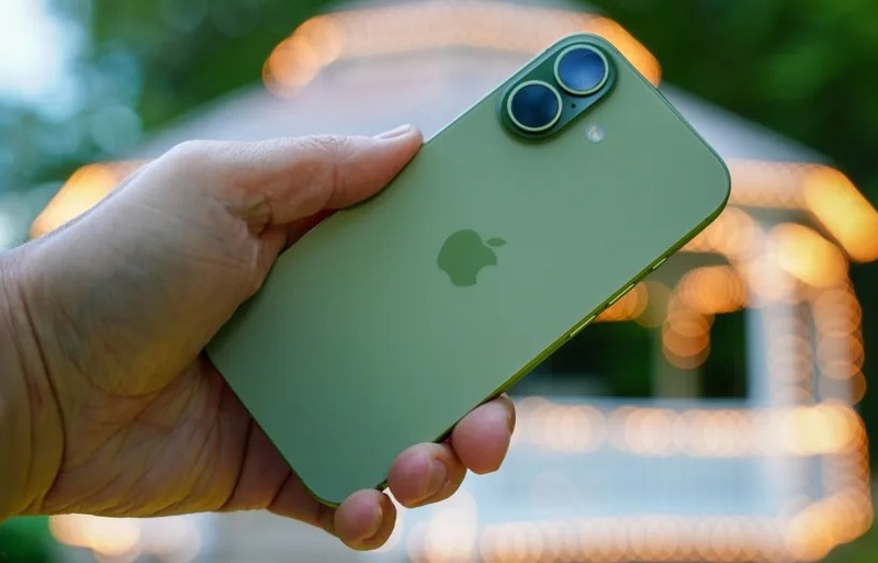 So sánh iPhone 17e và iPhone 17 - hình 2