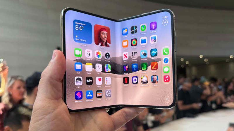 So sánh iPhone Duo và Galaxy Z Flip 8 10
