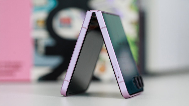 So sánh iPhone Duo và Galaxy Z Flip 8 9