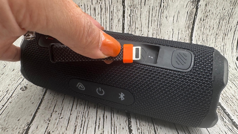 so-sanh-jbl-charge-6-va-flip-7-6.png