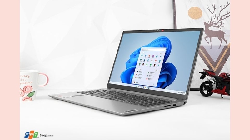 Màn hình IPS hoặc TN tùy theo mẫu